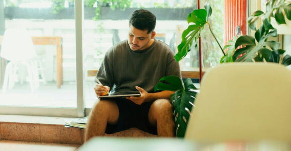 Men Who Avoid Visitors and Keep Few Friends Often Share These 10 Unusual Traits