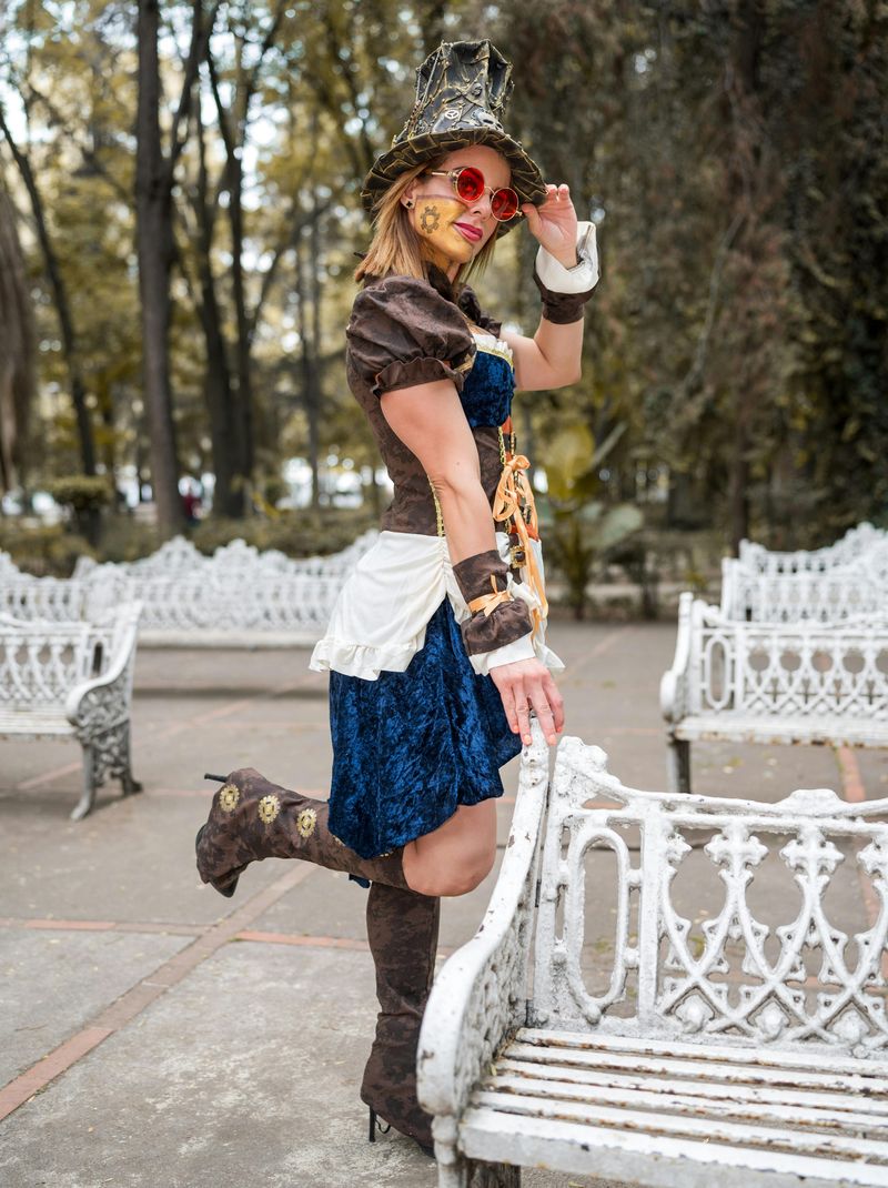 Costume-Like Looks Instead of Personal Style