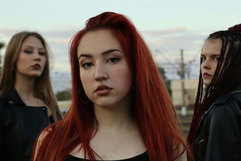 Judging People Based on Cliques, Status, or Appearances