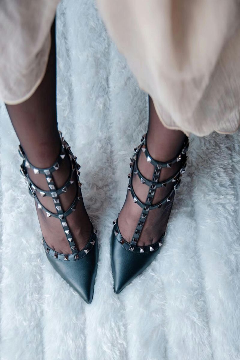 Opt for Pointed-Toe Shoes