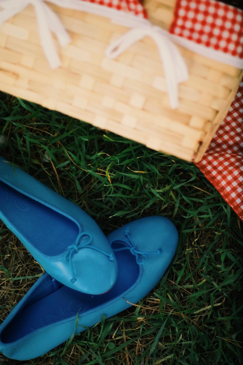 Round-Toe Ballet Flats With Tiny Bows