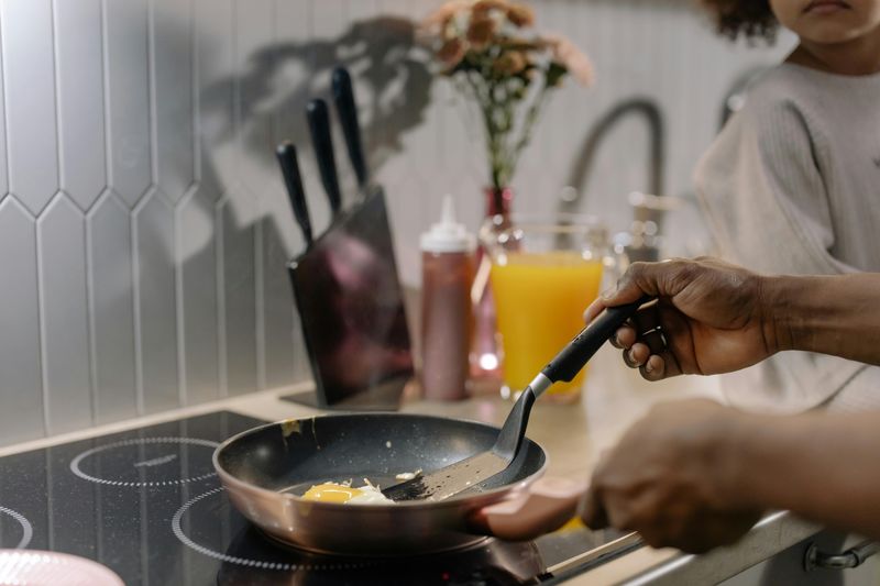 Using Teflon pans with metal utensils