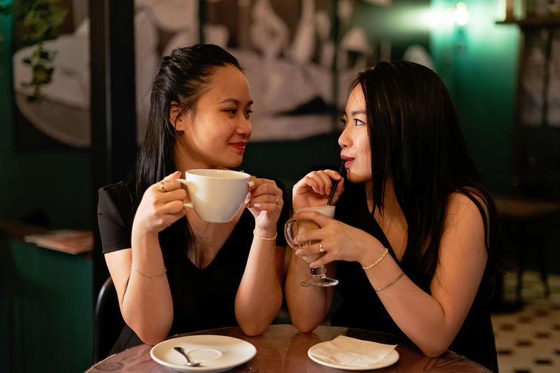 What Do Women Talk About With Their Friends After a Date?