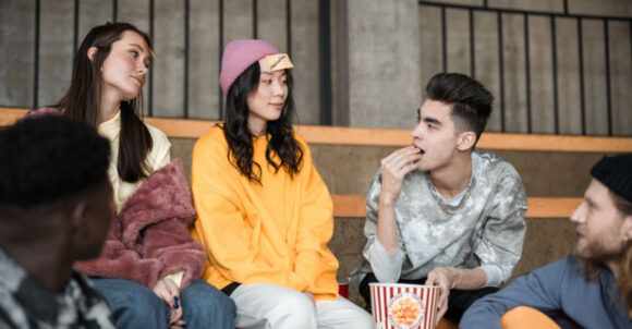 11 Thoughts Introverts May Have Before Walking Into a Crowded Room