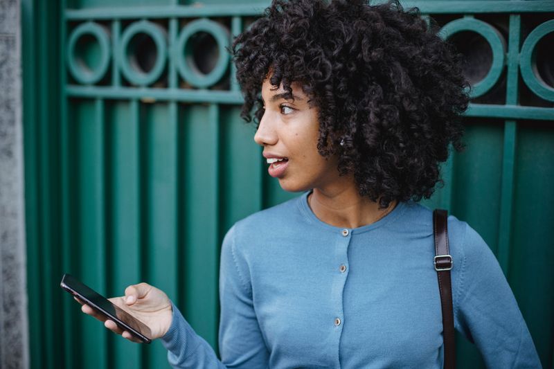 Do Women Mind Making the First Move, or Do They Prefer When Men Do?