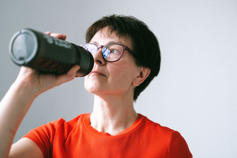 Drinking Less Water Because Thirst Decreases