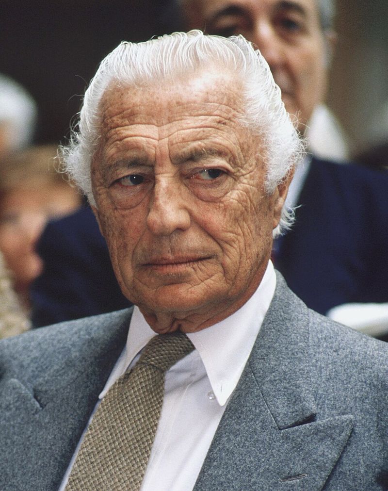 Gianni Agnelli – Wear Elegance Effortlessly
