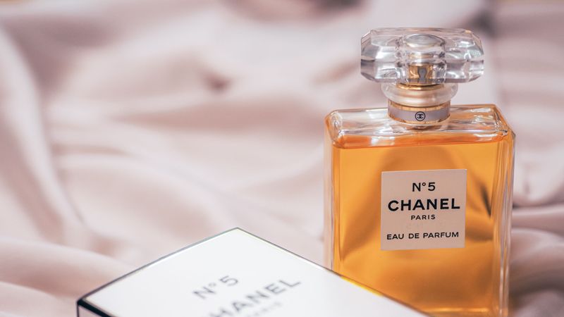 Perfume Without Knowing Her Favorite Scent
