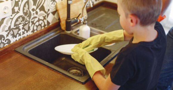 14 Daily Chores Many ’60s Kids Were Expected to Do