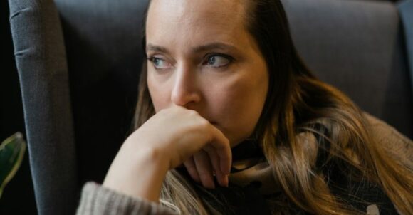 8 adult habits that may develop after growing up with unpredictable parents