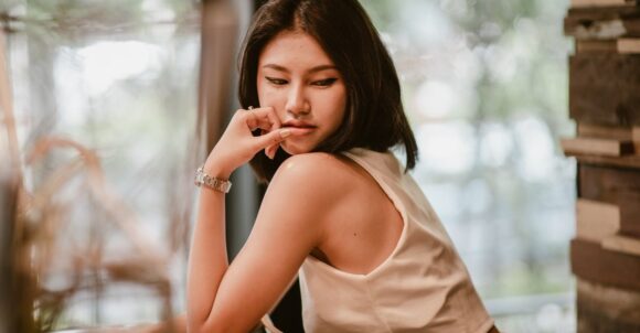8 Signs That Can Suggest a Woman Does Not Want to Pursue a Relationship