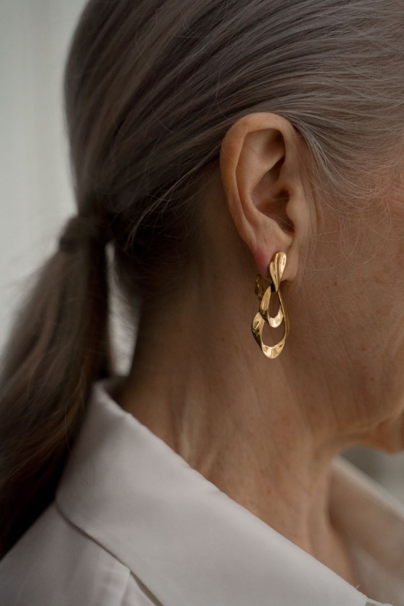 Choosing minimal jewelry over piling on accessories