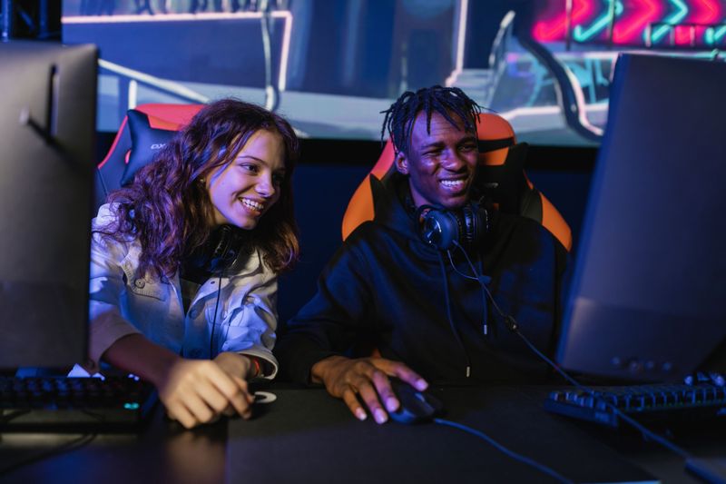 Online Communities Like Discord and Reddit