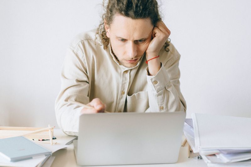 Weak professional boundaries online