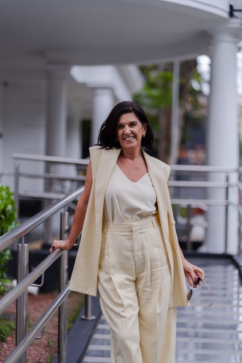 Wearing neutral, coordinated colors instead of overly loud combinations