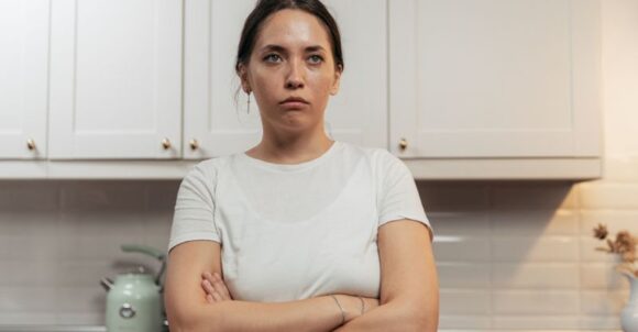 Women Raised by Emotionally Hostile Mothers May Recognize These 10 Adult Habits