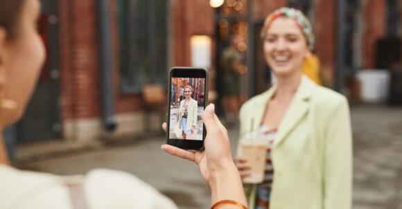 14 Things That Can Make Someone Seem Far More Attractive in Person Than in Photos