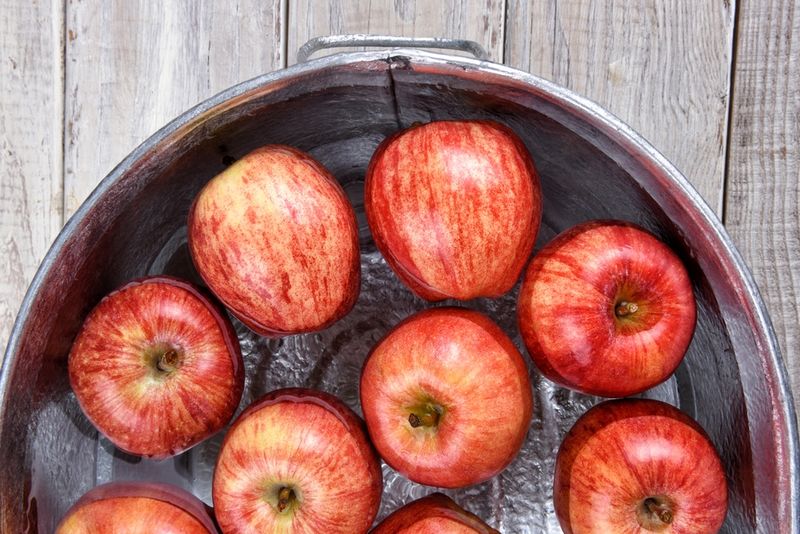 Bobbing for Apples
